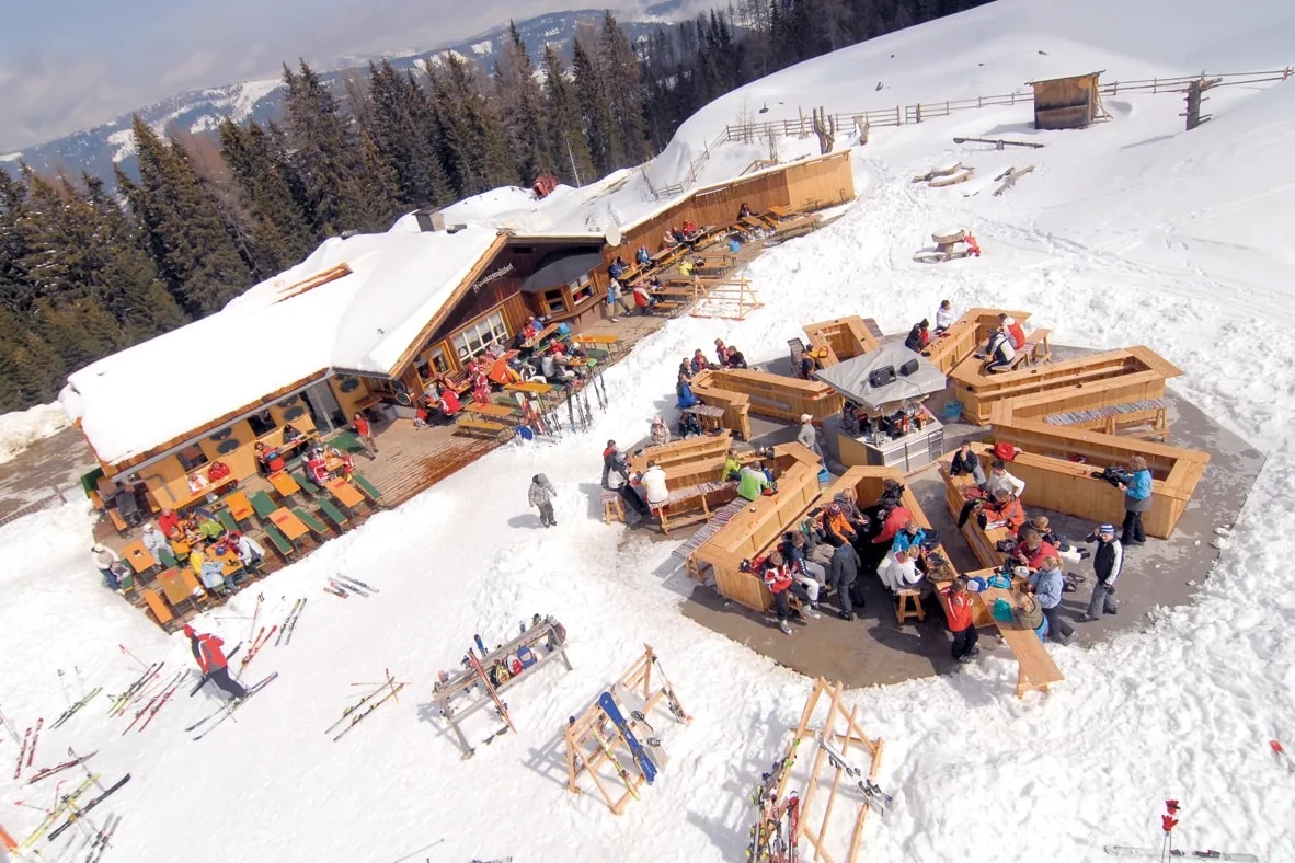 Aussenansicht der Neugarten Almseehütte auf der Gerlitzen Alpe